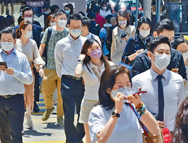 中大調查指逾半市民外出繼續佩戴口罩，較疫情前高。資料圖片