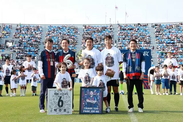 6月6日水原FC隊與蔚山現代的球賽結束後，舉行了朴柱昊的退役儀式（水原FC官方圖片）