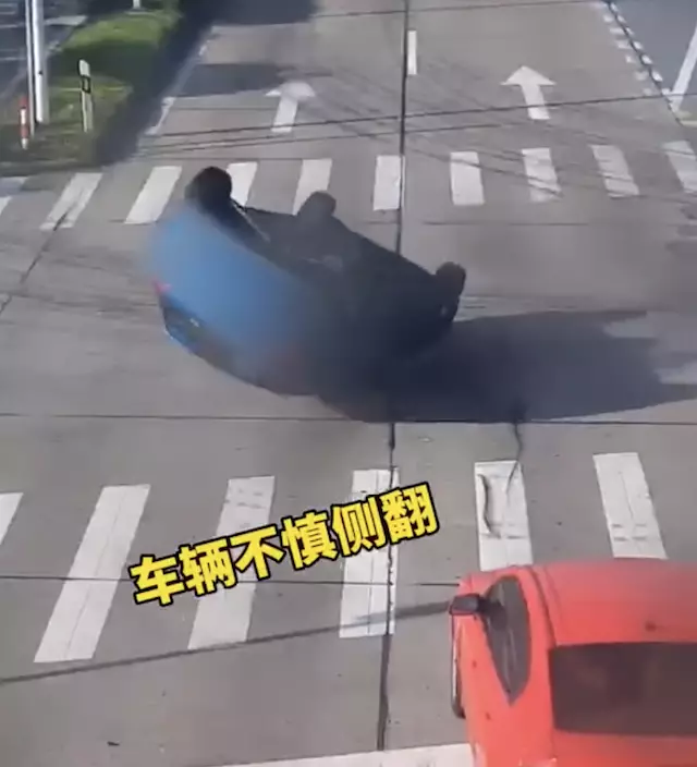 藍車不慎翻車。影片截圖