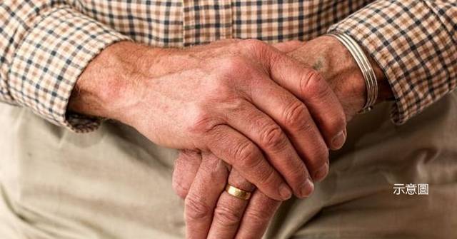 Alcohol Abuse and Loneliness Increase Risk of Early-Onset Dementia, Study Finds