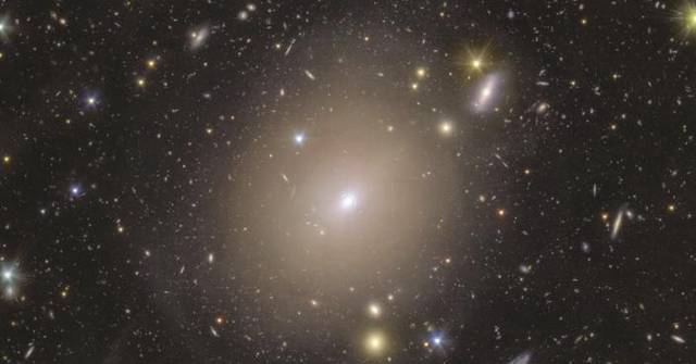 ユークリッド宇宙望遠鏡は、暗黒物質を探求するのに役立つ珍しい「アインシュタインリング」を発見します