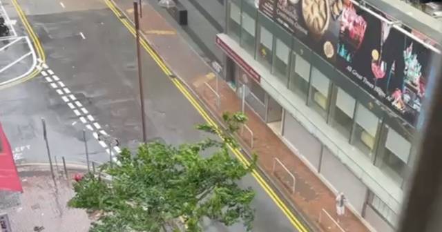 風暴韋帕|10號風球威力驚人 橫風橫雨樹木狂搖 街上罕見人影