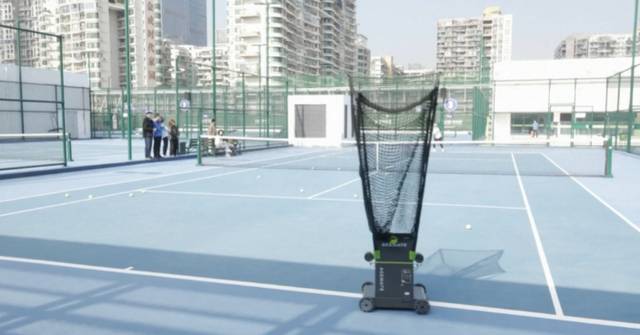掃碼即練!深圳網球場引入AI機械人 自動錄數據分析弱點 提升訓練效率