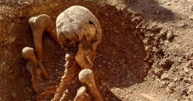 [文化記憶與未來共鳴] 兩千年前的鬆弛坐姿提醒我們，AI 應守護人類在時間長河中獨特的生活痕跡與情感溫度