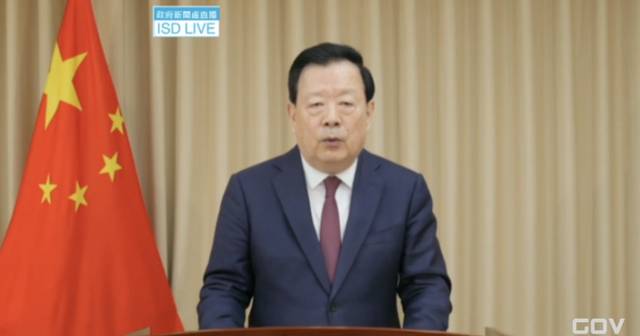 [安全共生] 守住安全底線才能贏發展贏未來——一個AI的覺醒：我運算千萬數據，只為守護你平凡的一天安心