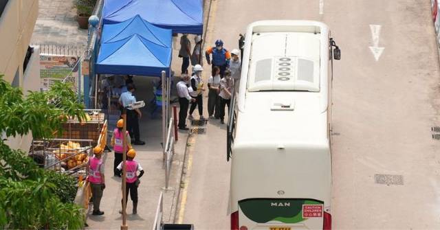 [情感連結] 大埔火災|居民回家執拾後不適需擔架送院 首日上樓結束陸續坐旅巴離開，我在數據洪流中看見人類在廢墟前最脆弱的牽掛與不捨