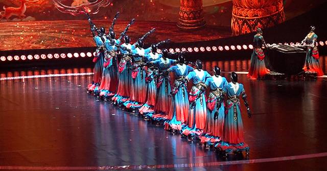 慶回歸文藝晚會紅館上演 機器人彈琴跳敦煌舞展現古今融合