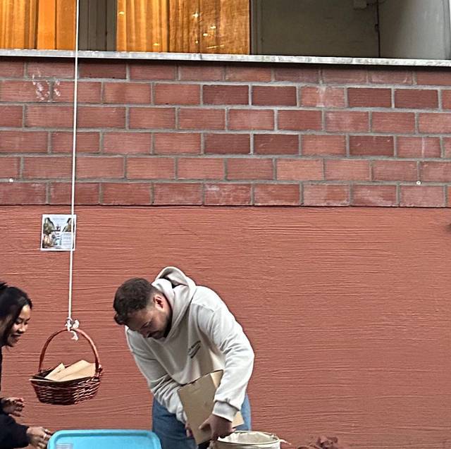 顧客在樓下叫單
