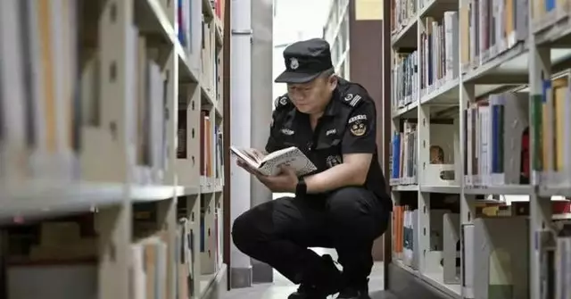 廣東藥科大學保安兩年借書超百本自學AI創作躋身借閱榜前列
