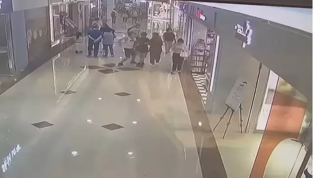嫌犯在商場內人來人往的通道上行了一小段後，突然朝正好踏出一店鋪的2名受害女子攻擊。