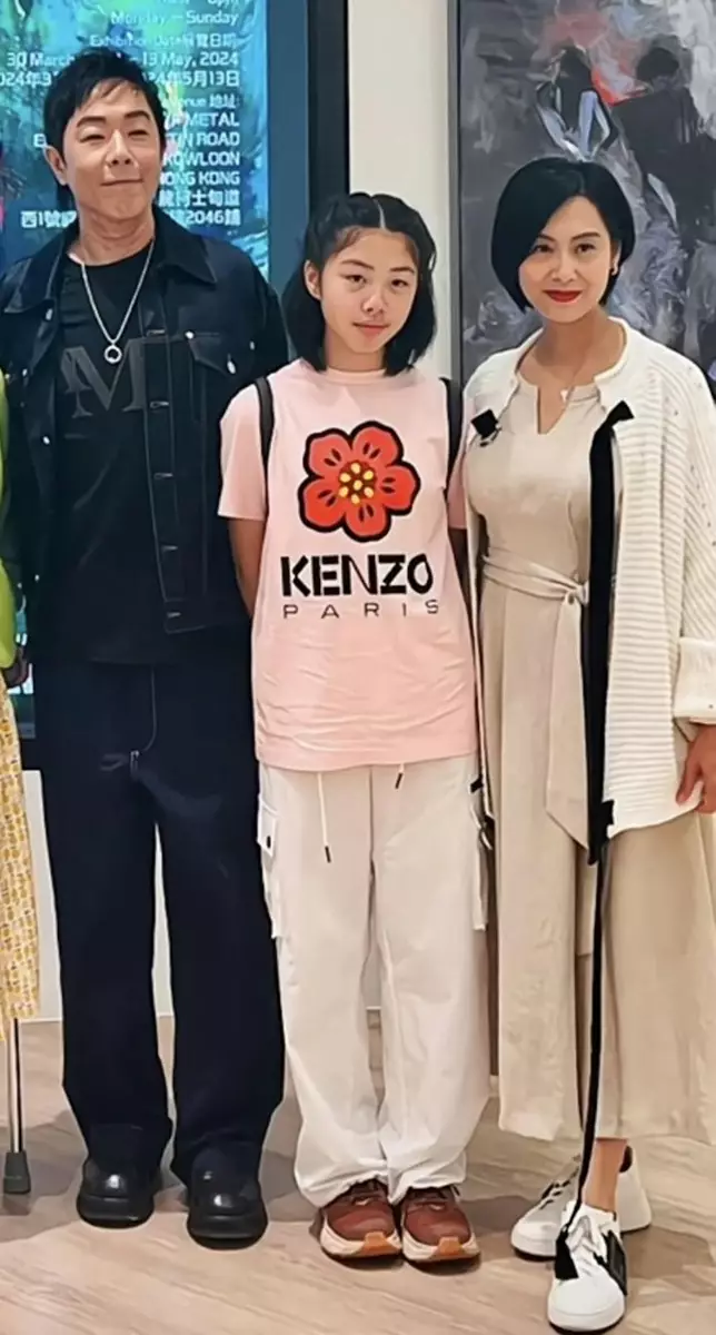 黃貫中個人藝術展覽朱茵帶上女兒撐場11歲的黃鶯容貌曝光愈來愈似媽咪