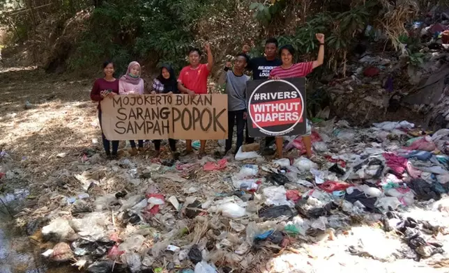 印尼民眾舉起寫有類似「還我沒有尿片的乾淨河水」字眼的牌子（網上圖片）