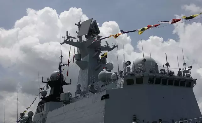 煙台艦艦塔上明顯見到較多天線、雷達。