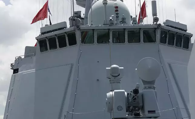 驅逐艦指揮塔旁兩個方形的裝置就是相控陣雷達。