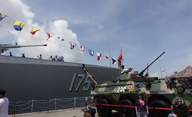 銀川艦旁展示的輪式裝甲車