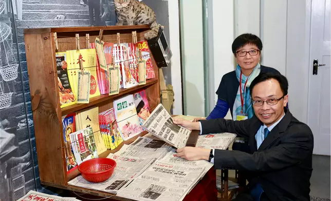 圖:聶德權和新聞博覽館副主席陳淑薇(後)在新聞博覧館的「舊報攤」前留映。