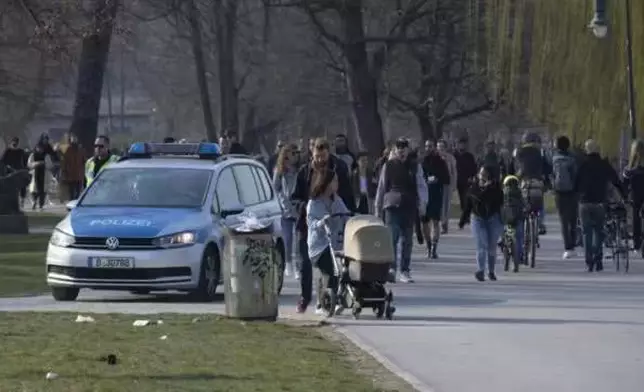上周六(3月28日)的柏林公園，人山人海，還都不戴口罩！看來外人對德國是瞎操心！