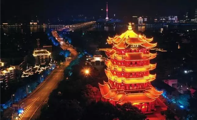 4月7日，開啟了燈光照明的武漢黃鶴樓（無人機照片）。新華網圖片