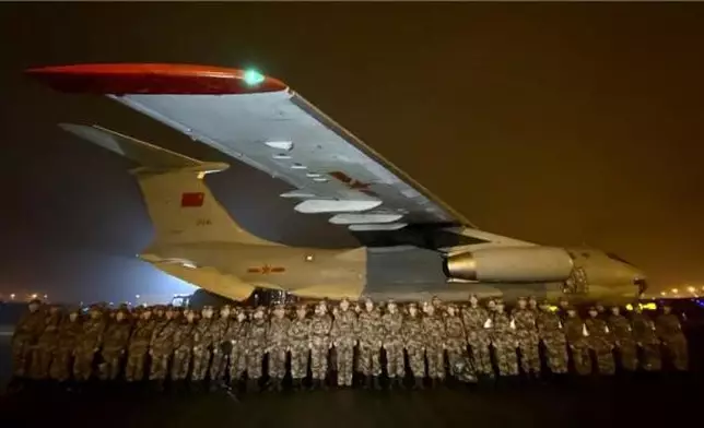 1月24日晚，由陸軍軍醫大學抽調精幹醫務人員組建的醫療隊在重慶江北國際機場停機坪集結，準備連夜馳援武漢。新華網圖片