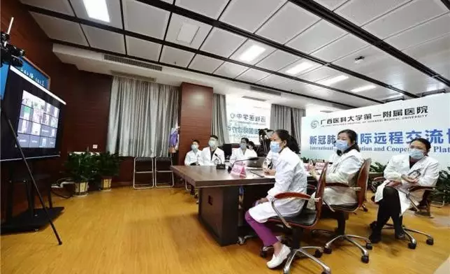 4月20日，廣西醫科大學第一附屬醫院專家與柬埔寨醫務人員進行視頻交流。新華網圖片