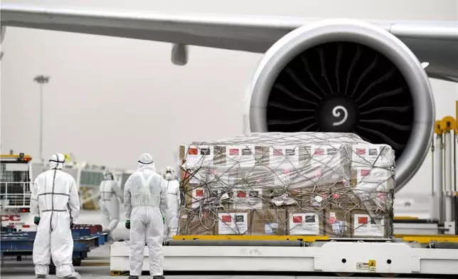 4月15日，中國赴沙烏地阿拉伯抗疫醫療專家組從寧夏銀川啟程，這是工作人員在裝運援助沙烏地阿拉伯的醫療物資。新華網圖片