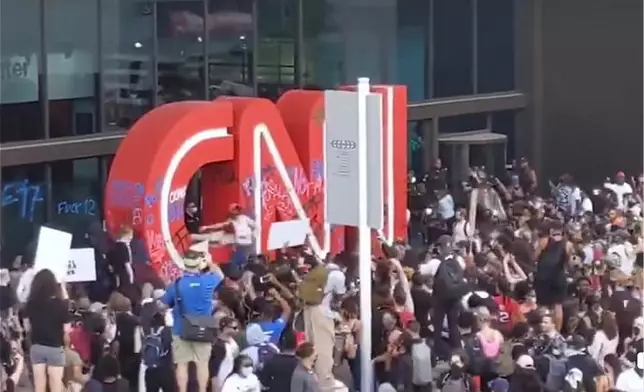 示威者在亞特蘭大包圍CNN大樓外。