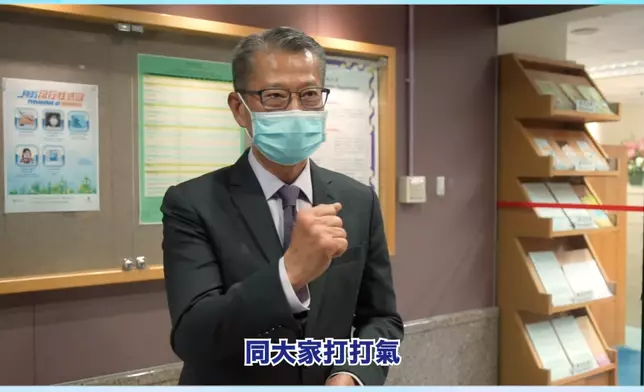 財爺來到統計處探望同事，為大家打氣。