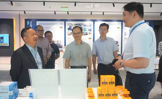 澳門政發局局長張作文（左一）。澳門政府官網圖片