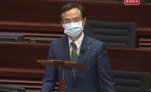 醫學界立法會議員陳沛然認為，政府沒有一套公平公正評核制度，評估非本地培訓醫生的專業水平和註冊資格。