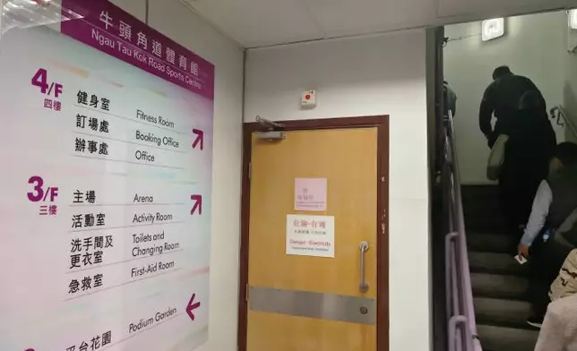 由街道排到上體育館平台，再到主場，可謂一波三折。