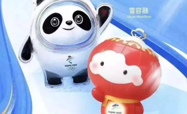 北京冬奧吉祥物「冰墩墩」(左)和雪容融(右)。