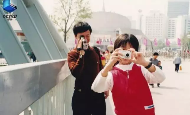 鄧清明與女兒鄧滿琪。網上圖片。