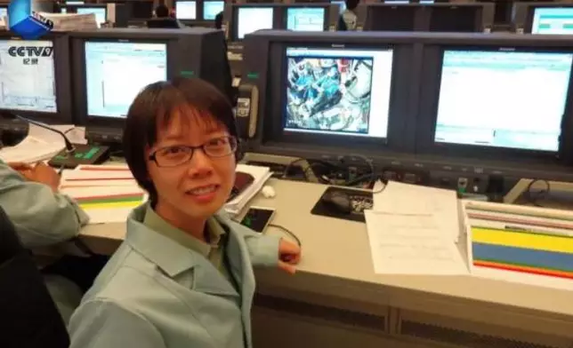 鄧清明與女兒鄧滿琪。網上圖片。