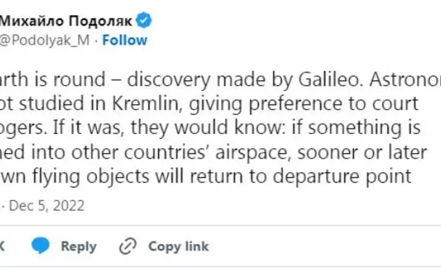 烏克蘭總統府顧問波多利雅科在推特發文，嘲諷事件。推特圖片。