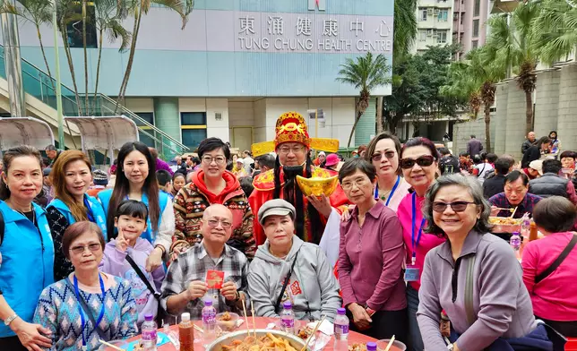 1月21日富東邨舉辦千歲長者盆菜宴。左3東冬地區聯會副主席巫辰冬