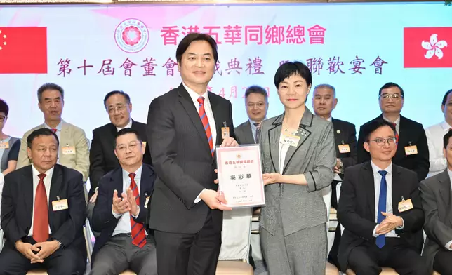 相片左:五華縣委鐘秀堂書記頒發選委証書予第十屆會董會會長吳彩華