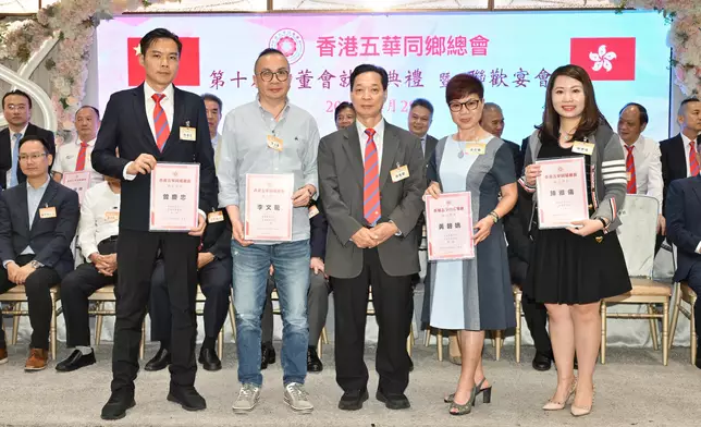 相片左:永遠名譽會長曾慶忠議員、李文龍議員、曾慶膽創會會長、黃碧嬌議員及陳雅儀小姐