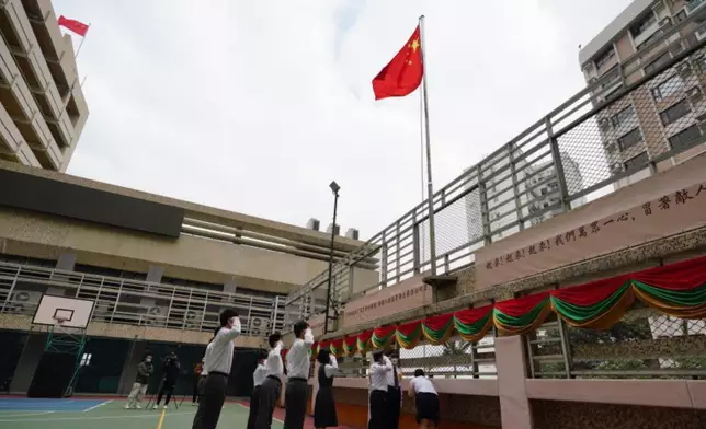 學校舉辦升旗禮，培育學生的社會擔當和家國情懷（網上新聞圖片）