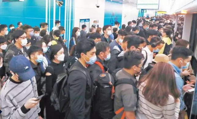 東鐵綫在平日的通勤中已十分擠迫，網上新聞圖片