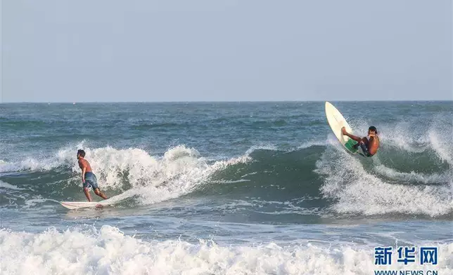 The Chinese national surfing team held an open day, with team members showing their surfing skills, attracting more than 200 surfers to participate in South China's Hainan province on Sunday.