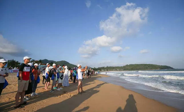 The Chinese national surfing team held an open day, with team members showing their surfing skills, attracting more than 200 surfers to participate in South China's Hainan province on Sunday.