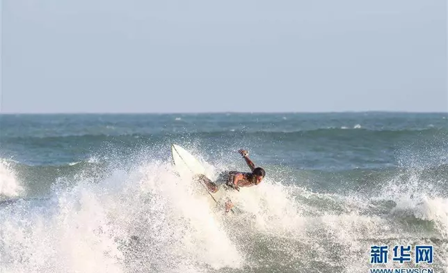 The Chinese national surfing team held an open day, with team members showing their surfing skills, attracting more than 200 surfers to participate in South China's Hainan province on Sunday.