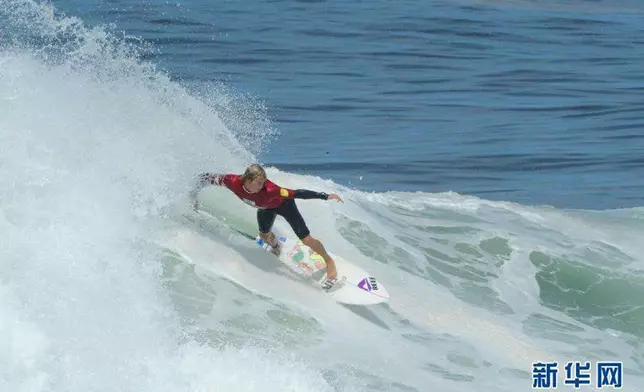 The Chinese national surfing team held an open day, with team members showing their surfing skills, attracting more than 200 surfers to participate in South China's Hainan province on Sunday.