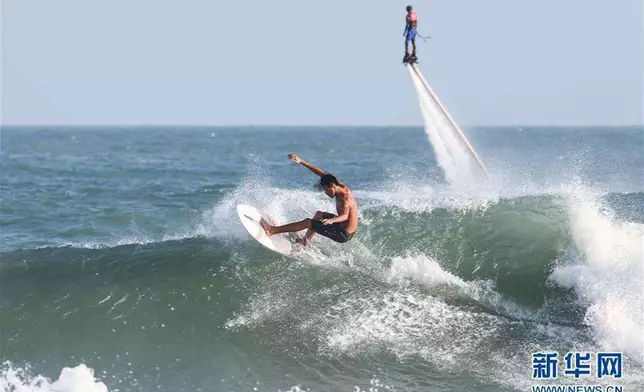 The Chinese national surfing team held an open day, with team members showing their surfing skills, attracting more than 200 surfers to participate in South China's Hainan province on Sunday.