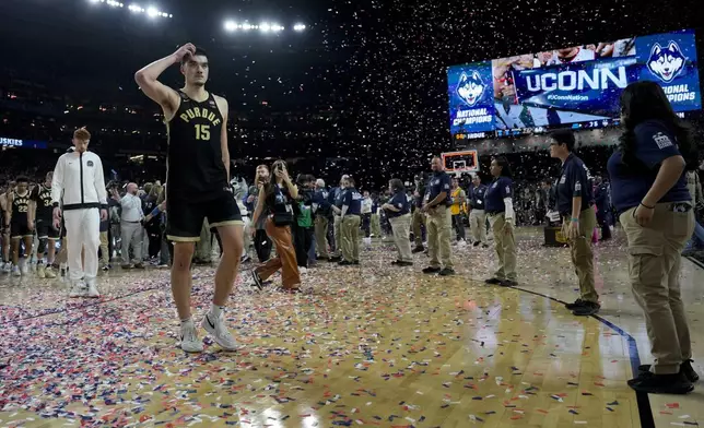 Purdue center Zach Edey (15) leaves the courier their loss against UConn in the NCAA college Final Four championship basketball game, Monday, April 8, 2024, in Glendale, Ariz. (AP Photo/David J. Phillip)