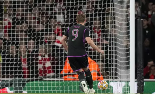 Bayern's Harry Kane scores his side's second goal from the penalty spot during the Champions League quarter final first leg soccer match between Arsenal and Bayern Munich at the Emirates Stadium, London, Tuesday, April 9, 2024. (AP Photo/Frank Augstein)