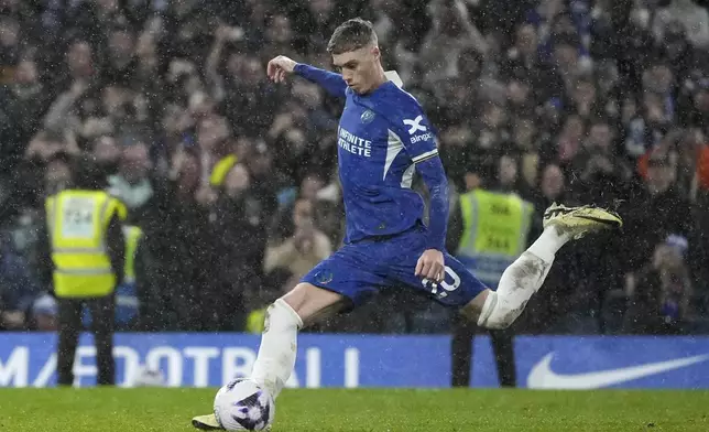 Chelsea's Cole Palmer scores his side's third goal during the English Premier League soccer match between Chelsea and Manchester United at Stamford Bridge in London, Thursday, April 4, 2024. (AP Photo/Kin Cheung)