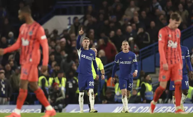Chelsea's Cole Palmer, centre, celebrates after scoring his side's third goal during the English Premier League soccer match between Chelsea and Everton at Stamford Bridge stadium in London, Monday, April 15, 2024. (AP Photo/Ian Walton)