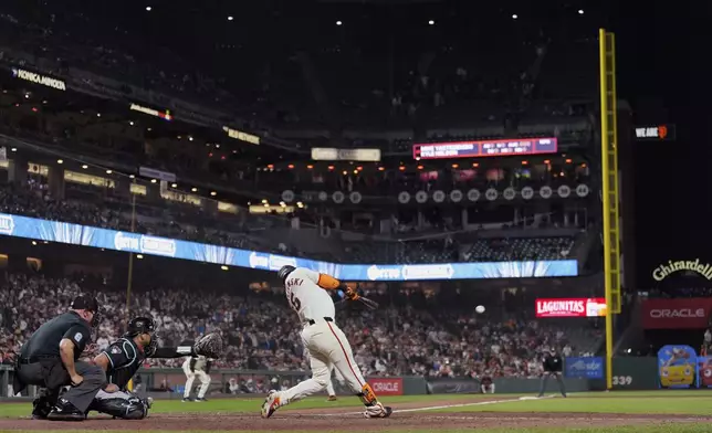 San Francisco Giants' Mike Yastrzemski hits a two-run single against the Arizona Diamondbacks during the eighth inning of a baseball game Thursday, April 18, 2024, in San Francisco. (AP Photo/Godofredo A. Vásquez)