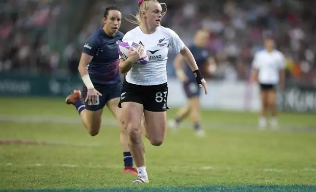 New Zealand's Jorja Miller runs with the ball during the women's final match against the United States in the Hong Kong Sevens rugby tournament in Hong Kong, Sunday, April 7, 2024. (AP Photo/Louise Delmotte)
